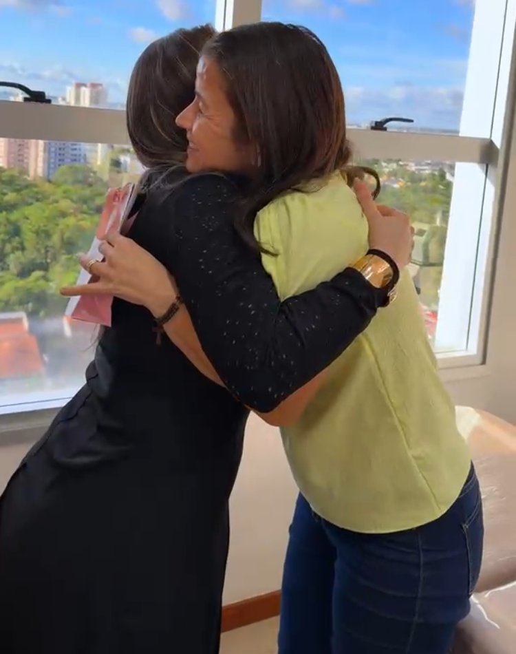 Dra. Michele Yamaguchi se despedindo de uma paciente com um abraço