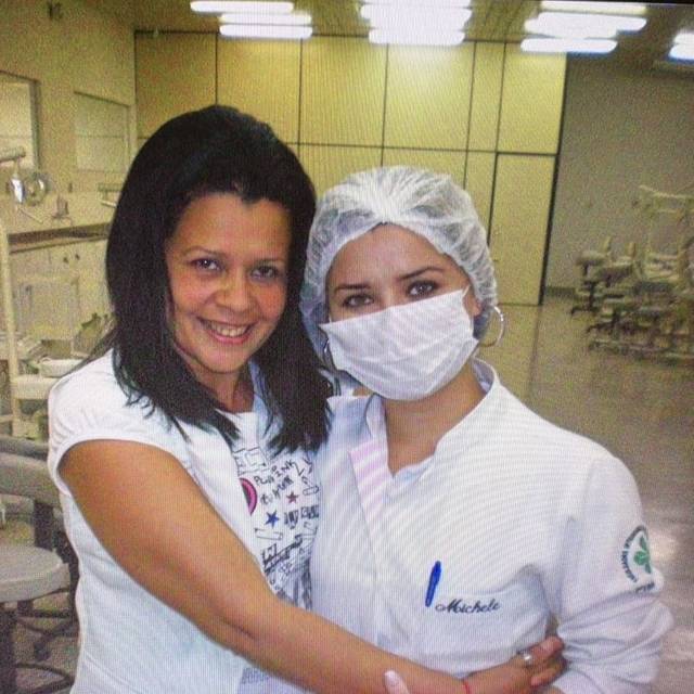A mãe da Dra. Michele Yamaguchi abraçando a filha, ainda na faculdade de odontologia