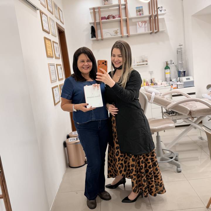 A mãe da Dra. Michele Yamaguchi e a Dra. Michele juntas no consultório dela em Manaus, hoje